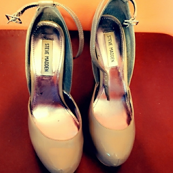 Nude/ Tan Heels - Picture 2 of 3